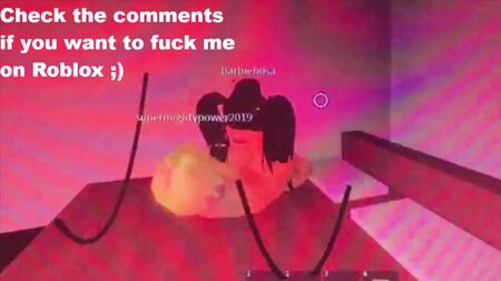 Двоє струнких людей займаються сексом у грі «Квартира в Roblox»