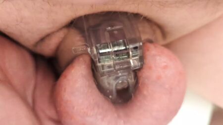 Мочитися, перебуваючи в клітці цнотливості HT Nub