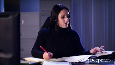 Глибше. Габбі Картер підкоряється Анджелі Вайт та її чоловікові
