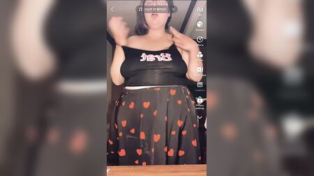 Підбірка відео з TikTok: збуджені товстушки голі та займаються мастурбацією