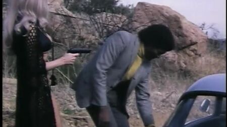 Добі Грей зриває з Робін Хілтон топ у фільмі «Злісна матір» (1974)