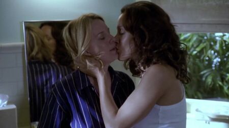 Лорел Холломан і Дженніфер Білс — «The L Word» 04