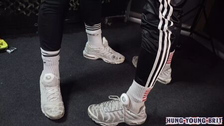 Хлопець у кросівках Nike TN та спортивних штанях, схожий на Макса Ферстаппена, таємно трахає голландського хлопця і кінчає