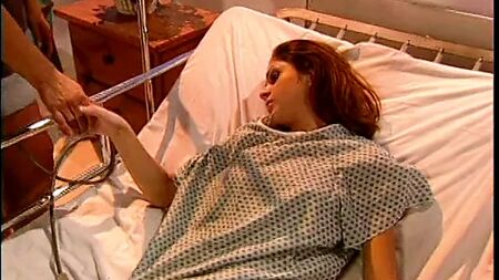 Великий страпон заповнює милу маленьку кицьку цієї втікачки-брюнетки-підлітка