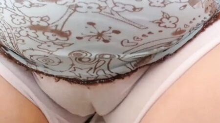 Зріла мама в трусиках, «верблюжий носок», аматорське відео, крупний план
