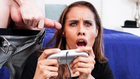 Мачуха бавиться з джойстиком для відеоігор пасинка - MommyBlowsBest