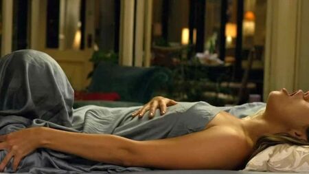 Секс-сцена Міли Куніс у фільмі «Друзі з привілеями» — ScandalPlanet