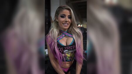 WWE — Глибоке декольте Алекса Блісс 02