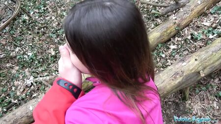 Громадська діячка: Сексуальна бігунка, яку трахнули в лісі