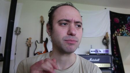 «Мисливець за вірусом», «Глорі-хол», «педик», «шльондра», «спермоприймач» — поклоняється господареві