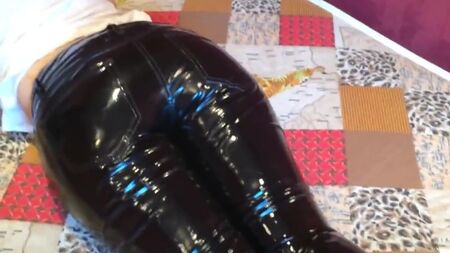 Мені стискають дупу в блискучих вінілових штанях