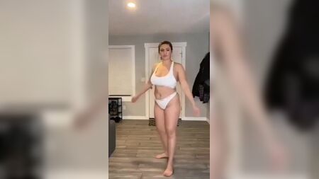 TikTok з великими грудьми