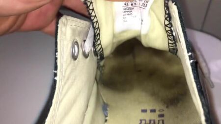 Жіночі зношені кеди Converse, в яких вперше досягли оргазму