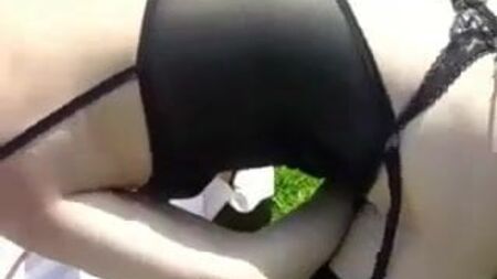 у корсеті з підв'язками в саду