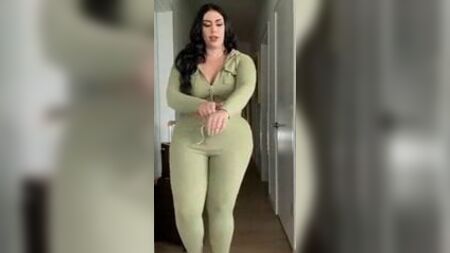 Грудаста красуня Самі – Fashion Nova Curve