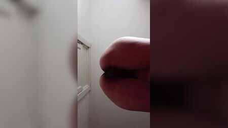 Фітнес-йога для нудистів. Волохата MILF займається йогою оголеною в тренажерному залі для нудистів. Неймовірний краєвид