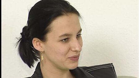 Співробітниця Beathe Use тестує нову колекцію фалоімітаторів