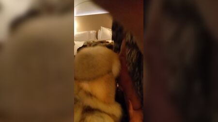 Гола в хутряному пальто