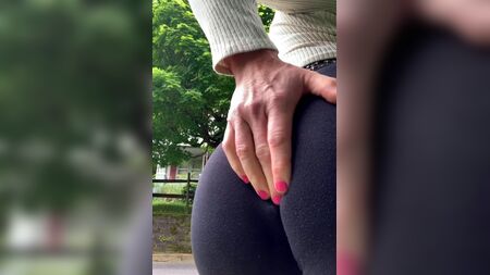Розпусна трансвеститка в обтягуючих штанах для йоги на вулиці