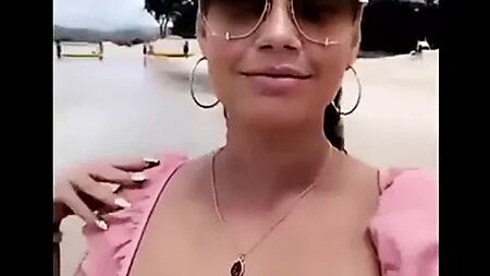 Топ «Chanel West Coast» з оголеними грудьми та випадковим оголенням ареол і сосків