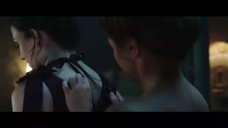 Еліза Бауман і Наташа Негованліс у фільмі «Кармілла» (2017)