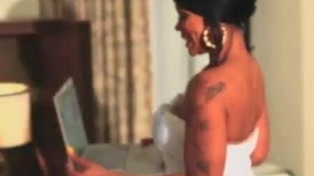 Deelishis: Велика сексуальна чорна дупа MILF (PG13) — Ameman