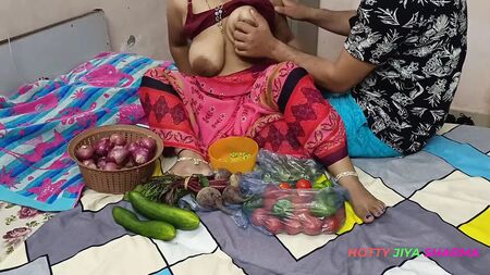 XXX Бходжпурі Бхабхі, продаючи овочі та виставляючи напоказ свої великі соски, викликала посмішку у покупця!