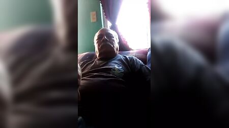 Старий збоченець дрочить на дивані