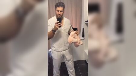 Чоловік з величезним животом у білих штанях