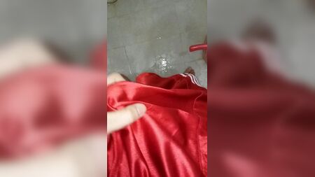 Еякуляція в атласних блискучих боксерських трусах