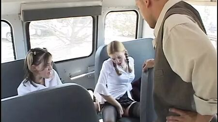 Дві молоденькі красуні трахають хлопця на задньому сидінні його машини