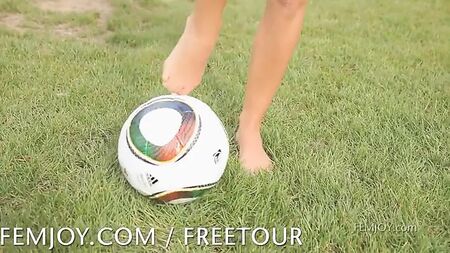 Femjoy представляє добірку «Краса оголених на природі»