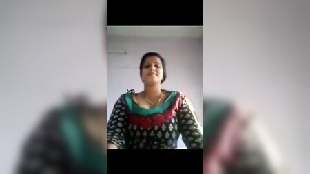 Тамільська дівчина з великими грудьми