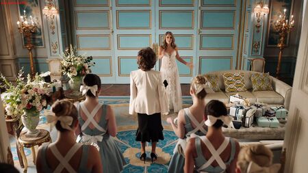 Елізабет Херлі, Емілі Барбер — «Королівська родина», 4 сезон, 6 серія (2018)