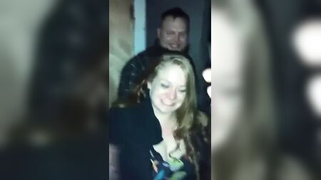дружина друга, яка показує груди перед усіма його друзями