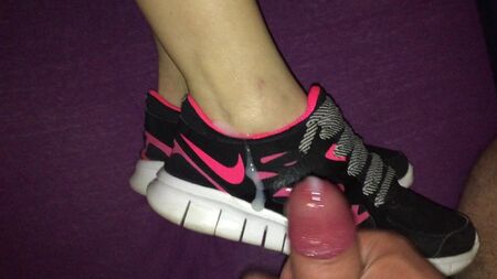 Nike Free Run 2.0: зйомка взуття з еякуляцією