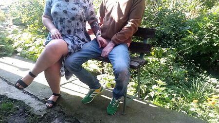Збуджена свекруха злизує сперму з пальців після того, як зробила зятю ручну роботу на відкритому повітрі