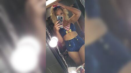 WWE — Сексуальне селфі Лейсі Еванс у дзеркалі, січень 2021 року