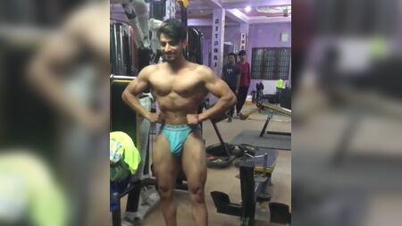 Красень-десі з випуклим пахом у спортзалі