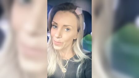 Багата блондинка потрапила в мережу, показуючи свою дупу