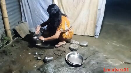Indian localsex31: Невістка мила посуд, коли її зять осідлав її, наче коня