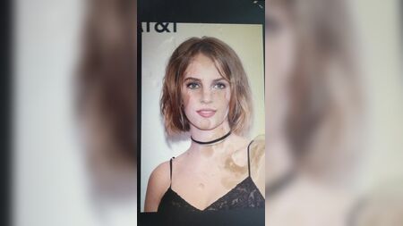 Данина поваги Майї Хоук