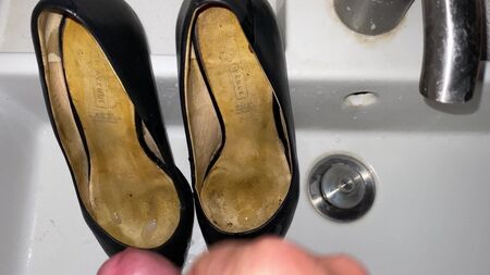 Моя подруга знову в чорних туфлях на підборах