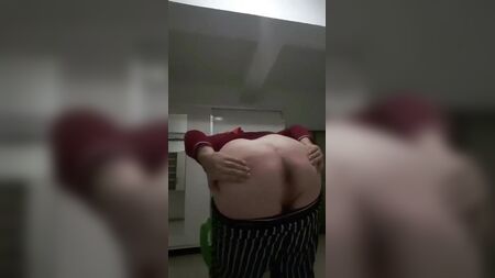 Жінка в тюрбані демонструє свою попку