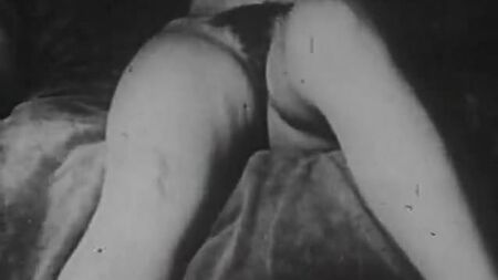 Дві оголені дівчини, що дарують одна одній насолоду (ретро-фото 1930-х років)