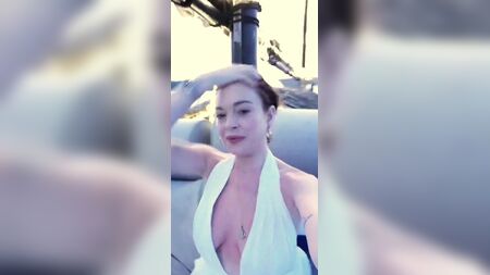Ліндсі Лохан (декольте) — випадково оголила сосок
