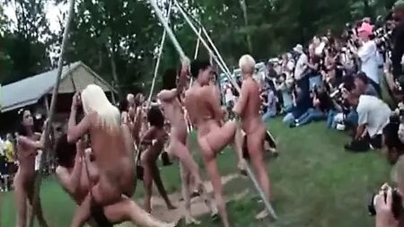 Відвідувачі клубу «Velvet Swingers» розважаються на курорті «Пандероса», де панує повна нагота