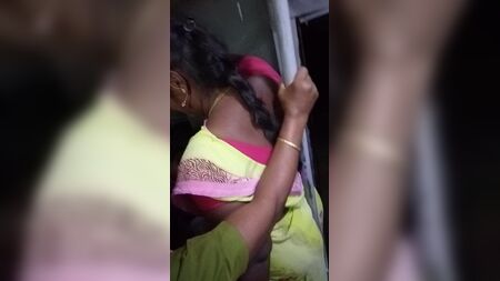 У автобусі сидить приваблива тамільська тітка