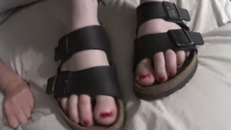 19-річна дівчина в взутті Birkenstock