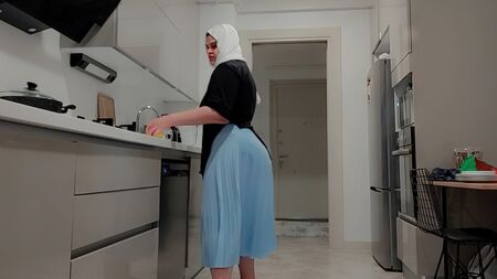 Я показую своє сексуальне пишне тіло пасинку